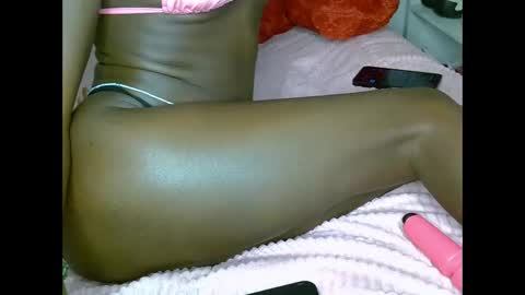 queenluiza199400 online show from June 7, 2026, 9:51 pm