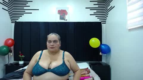 Snapshot of queenmature chatting on October 27, 2025, 8:35 pm VickyBoobss online show from October 27, 2025, 8:35 pm