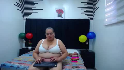 Snapshot of queenmature chatting on November 1, 2025, 1:02 pm VickyBoobss online show from November 1, 2025, 1:02 pm