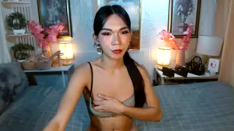 queennira online show from June 22, 2026, 4:42 am
