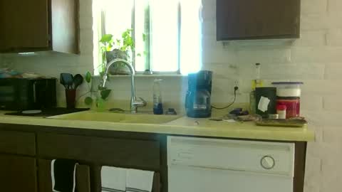 Snapshot of queenofmen33 chatting on March 18, 2026, 7:39 pm queenofmen33 online show from March 18, 2026, 7:39 pm