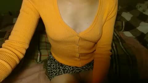 Snapshot of queenoftenderness chatting on October 3, 2025, 8:17 pm queenoftenderness online show from October 3, 2025, 8:17 pm