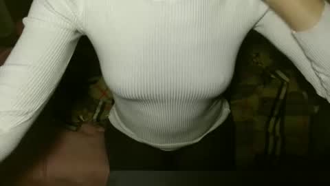 Snapshot of queenoftenderness chatting on October 8, 2025, 6:27 pm queenoftenderness online show from October 8, 2025, 6:27 pm