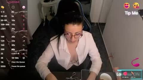 queenrose94 online show from June 18, 2026, 9:30 pm
