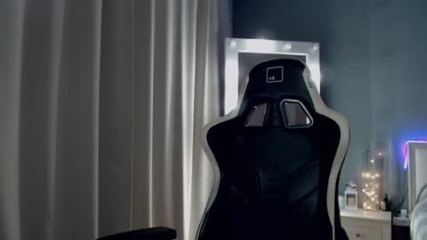 Snapshot of queensy_sins_x chatting on December 6, 2024, 6:06 pm Queensy online show from December 6, 2024, 6:06 pm