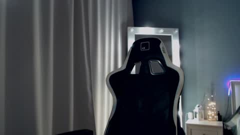 Snapshot of queensy_sins_x chatting on December 12, 2024, 3:27 pm Queensy online show from December 12, 2024, 3:27 pm