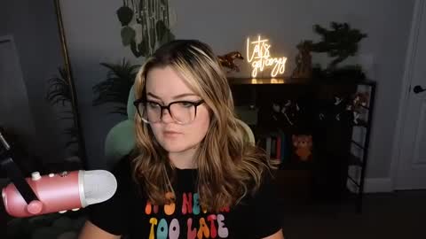 Snapshot of quervoqueen1 chatting on October 14, 2025, 1:50 am Bri online show from October 14, 2025, 1:50 am