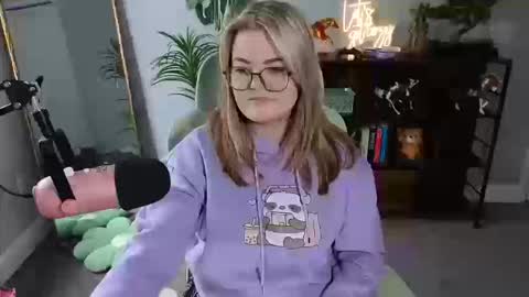 Snapshot of quervoqueen1 chatting on October 18, 2025, 4:41 pm Bri online show from October 18, 2025, 4:41 pm