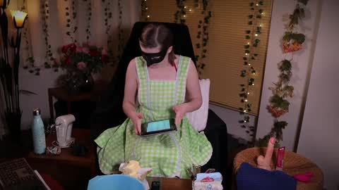 QuinnMonroe online show from December 22, 2024, 4:27 pm