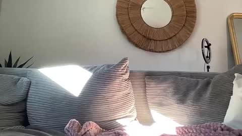 Quinnyelena online show from November 22, 2025, 11:09 am