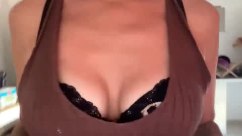 Snapshot of quinnyelena chatting on June 8, 2026, 2:28 pm Quinnyelena online show from June 8, 2026, 2:28 pm