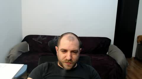 Snapshot of r0bila chatting on April 8, 2026, 10:32 pm R0bila online show from April 8, 2026, 10:32 pm