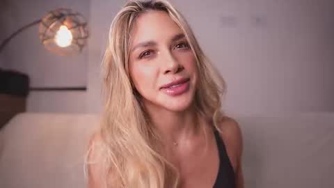 Snapshot of r4veenn chatting on October 25, 2025, 6:43 am RACHEL BLAKE online show from October 25, 2025, 6:43 am