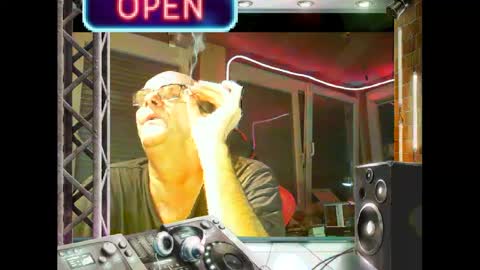 Snapshot of r_2d2_ chatting on January 13, 2025, 10:35 pm dj mike online show from January 13, 2025, 10:35 pm