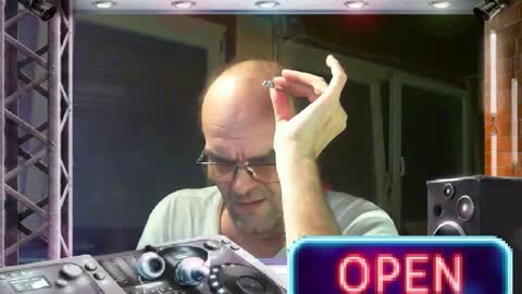 Snapshot of r_2d2_ chatting on February 2, 2025, 12:09 am dj mike online show from February 2, 2025, 12:09 am
