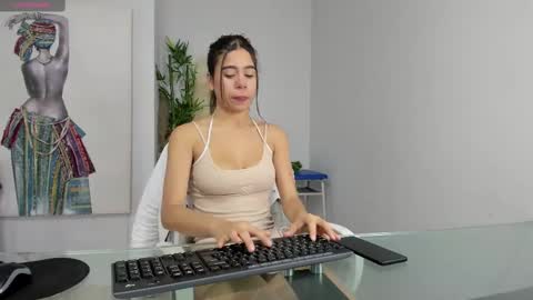 Snapshot of rachell_criss chatting on February 18, 2025, 4:04 am Rachell online show from February 18, 2025, 4:04 am