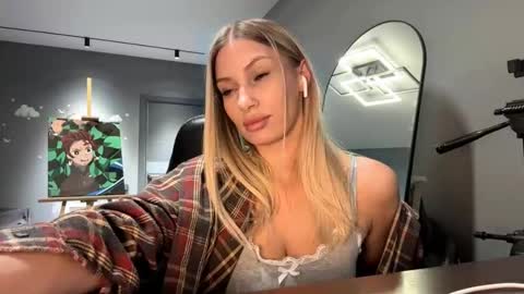 Mila online show from February 2, 2026, 3:11 pm