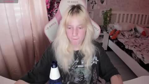 Snapshot of rapunzel_cute chatting on October 17, 2025, 1:35 pm Rapunzel online show from October 17, 2025, 1:35 pm