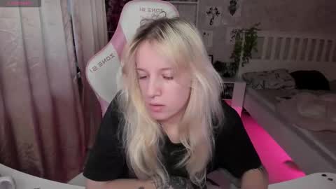 Snapshot of rapunzel_cute chatting on November 15, 2025, 1:18 pm Rapunzel online show from November 15, 2025, 1:18 pm