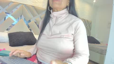 Raquel Moore  online show from January 3, 2025, 9:58 am