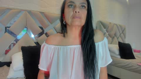 Raquel Moore  online show from January 23, 2025, 10:01 am