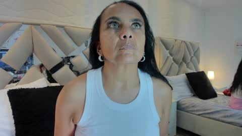 Raquel Moore  online show from January 25, 2025, 6:57 pm