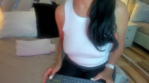 Raquel Moore  online show from February 2, 2025, 5:04 pm