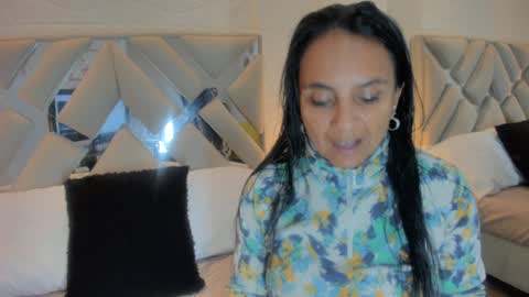 Raquel Moore  online show from February 3, 2025, 11:05 pm