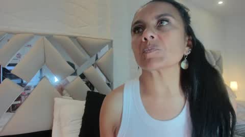 Raquel Moore  online show from February 9, 2025, 10:43 pm