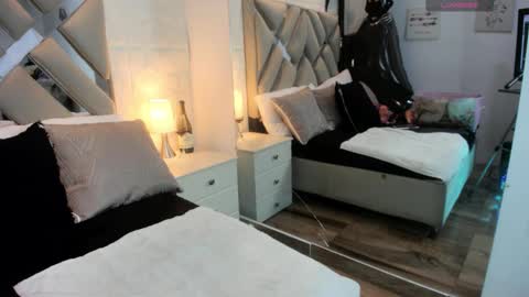 Raquel Moore  online show from October 27, 2025, 11:47 am