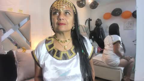 Raquel Moore  online show from October 31, 2025, 12:06 pm