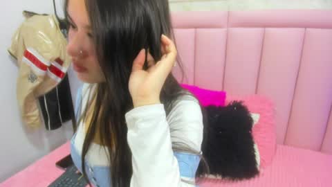 raven_loove online show from May 8, 2026, 7:52 pm