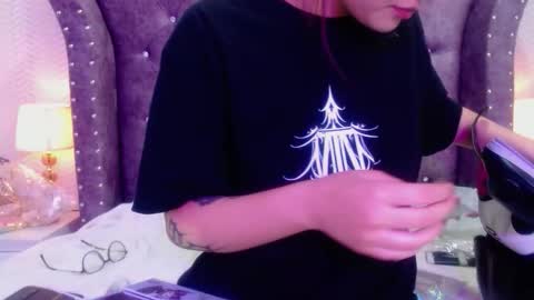 raven_love_ online show from November 4, 2025, 7:35 pm