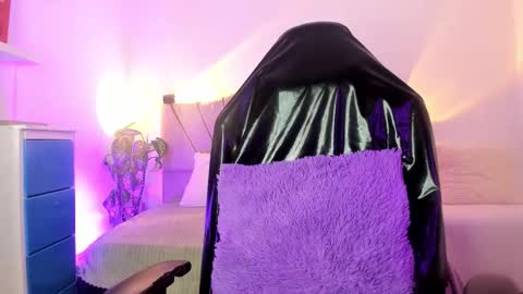 ravencollen online show from November 17, 2025, 1:06 pm