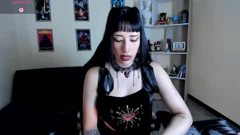ravenelle_ online show from April 28, 2026, 10:37 pm