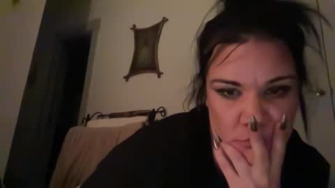 Snapshot of ravenrayyy chatting on April 4, 2026, 6:22 am Raven Ray online show from April 4, 2026, 6:22 am