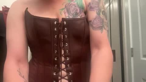 Snapshot of ravenrayyy chatting on April 18, 2026, 5:11 am Raven Ray online show from April 18, 2026, 5:11 am