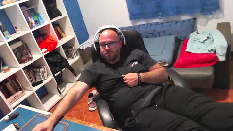 ravingr3d3 online show from May 7, 2026, 9:31 pm
