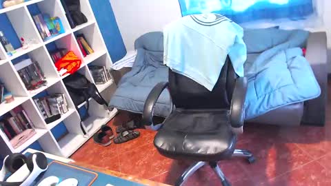 ravingr3d3 online show from May 8, 2026, 9:36 am