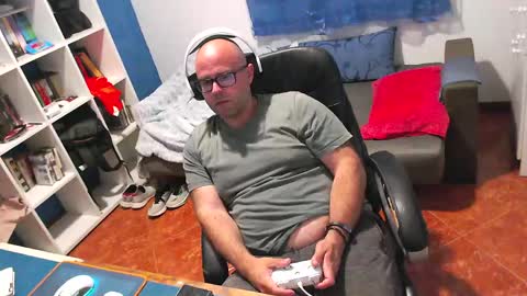 ravingr3d3 online show from May 21, 2026, 8:49 pm