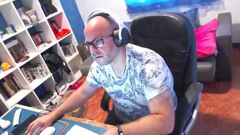 ravingr3d3 online show from June 17, 2026, 8:06 am