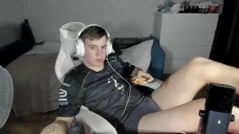 Snapshot of ray_hill chatting on October 16, 2025, 10:33 pm Ray online show from October 16, 2025, 10:33 pm