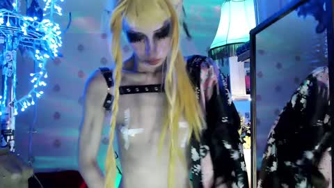 Snapshot of raziel_haze chatting on December 14, 2024, 12:22 am Yrriel Strife Candy-Demon Caveboy mr. Cringe online show from December 14, 2024, 12:22 am