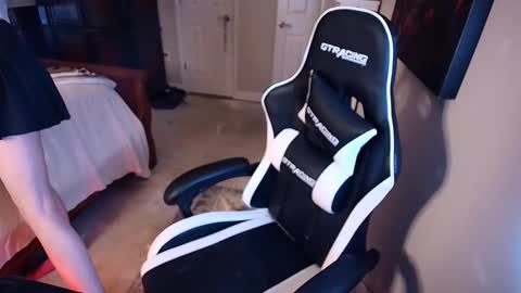 razorkitty online show from December 18, 2025, 2:12 pm