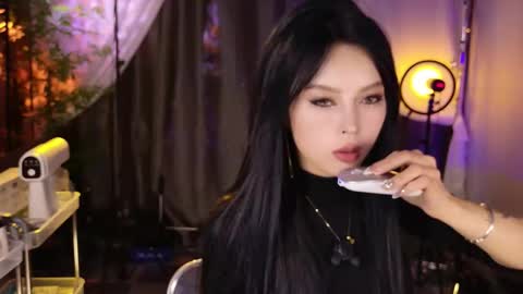 reaowna___ online show from November 13, 2025, 2:38 pm