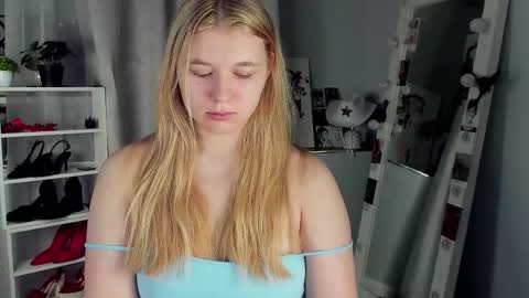 rebecca_____ online show from November 25, 2025, 4:23 am