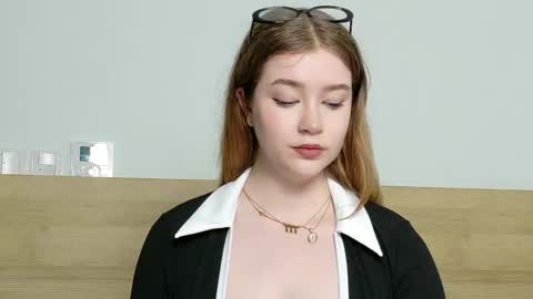rebecca_lace online show from September 18, 2025, 6:10 pm