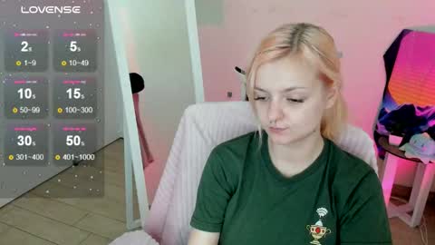 Snapshot of red_bestie_ chatting on September 18, 2025, 12:29 pm Bestie online show from September 18, 2025, 12:29 pm