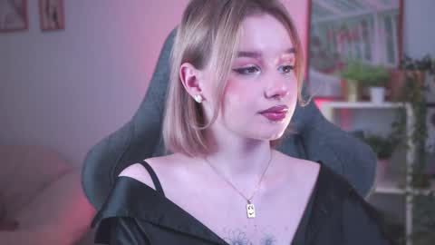 Snapshot of red_queeen chatting on December 4, 2024, 5:55 pm QUEEN OF EVIL online show from December 4, 2024, 5:55 pm