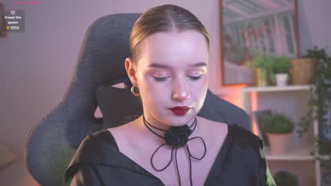 Snapshot of red_queeen chatting on December 19, 2024, 10:00 pm QUEEN OF EVIL online show from December 19, 2024, 10:00 pm